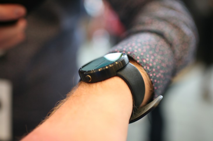 Hands-on with the Moto 360: It’s as beautiful as promised
