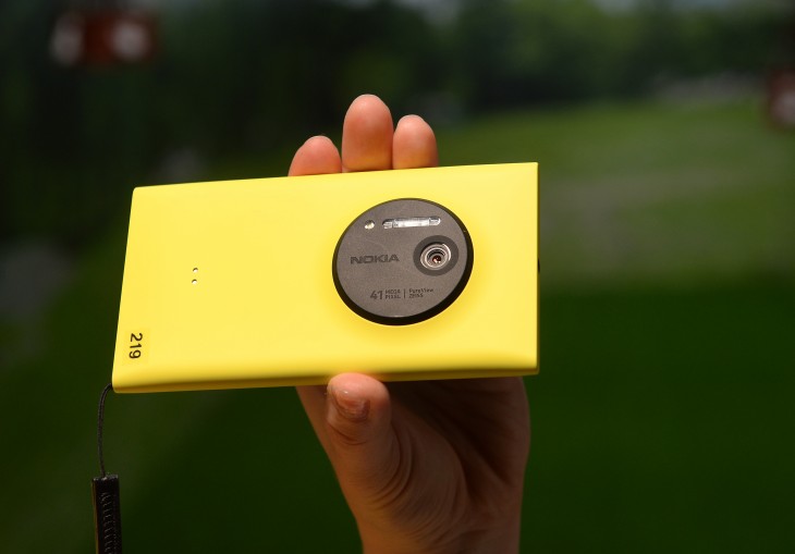 Microsoft sold 5.8M Lumia smartphones and 30.3M non-Lumia handsets during its last quarter