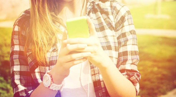 teen texting smartphone 730x403 Key visual mobile metrics to improve your apps design success