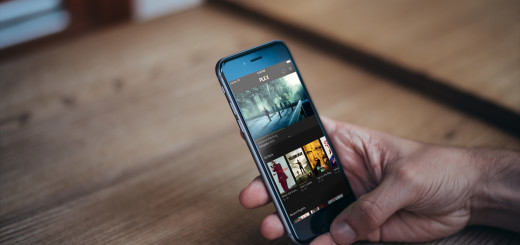 mockDrop_iPhone 6 in hand on table